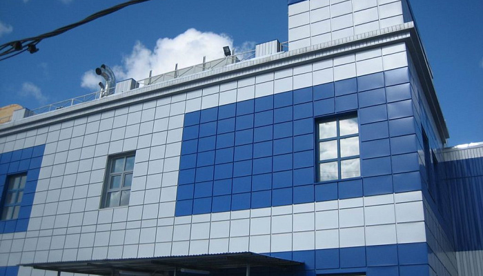 Обшивка фасада здания завода алюкобондом